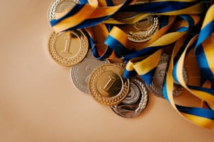 un mucchio di medaglie appoggiate su un tavolo