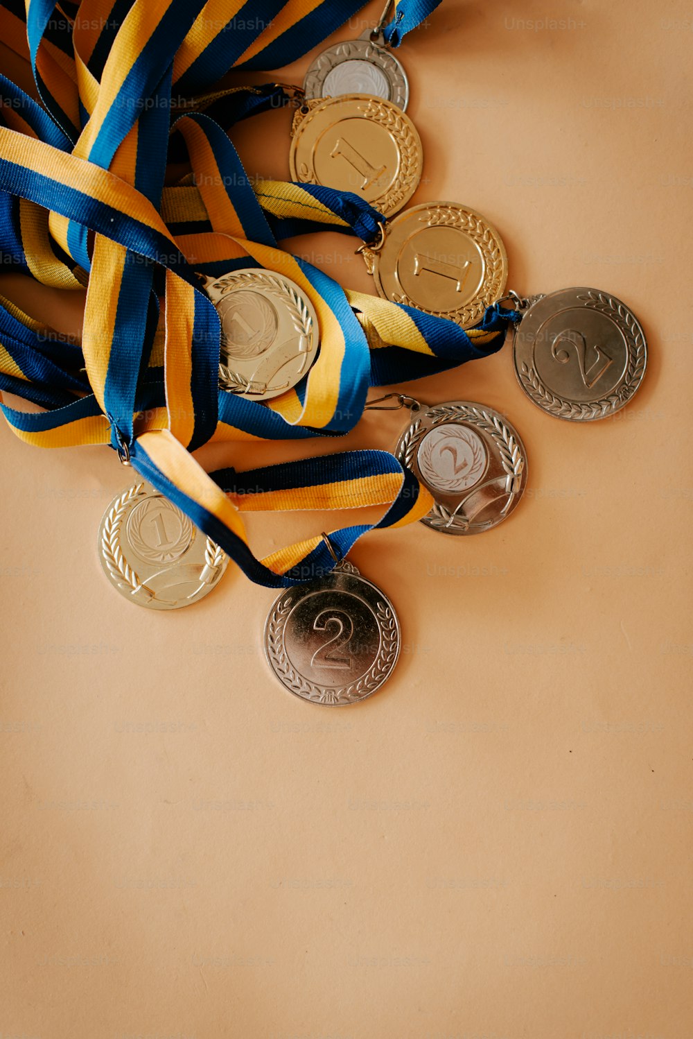 テーブルの上に置かれたメダルの束