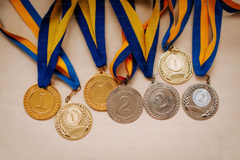 Un grupo de medallas sentadas encima de una mesa