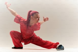 Eine Frau mit roten Haaren macht eine Tanzbewegung