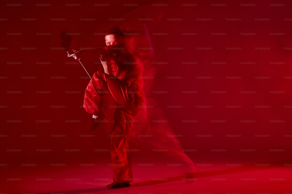 Ein Mann in einem roten Kimono steht in einem dunklen Raum