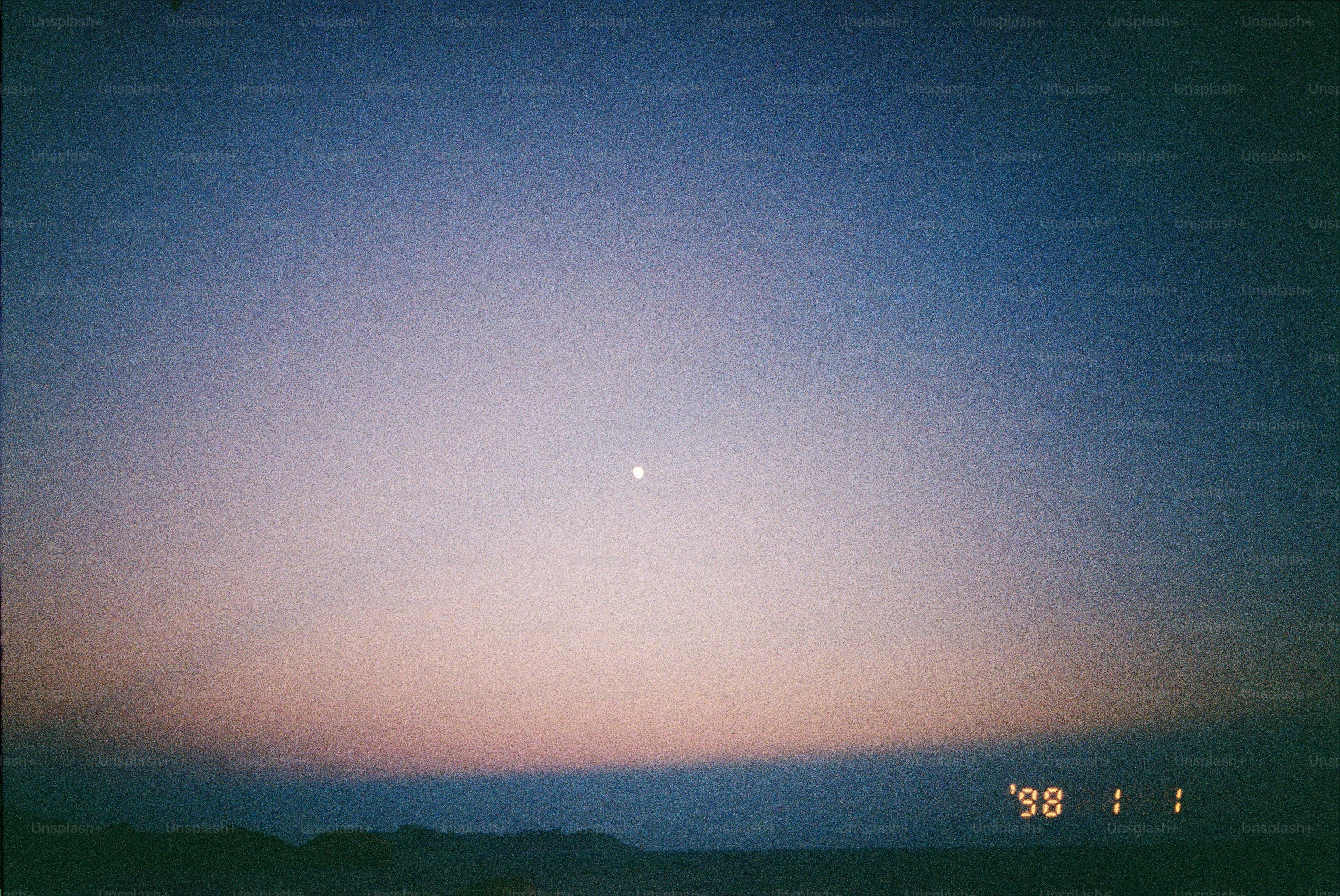 Il sole sta tramontando sull'orizzonte di un deserto