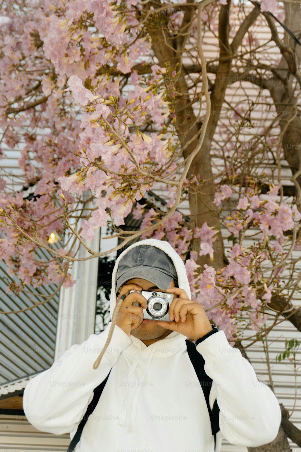 Un hombre tomándose una foto con una c�ámara
