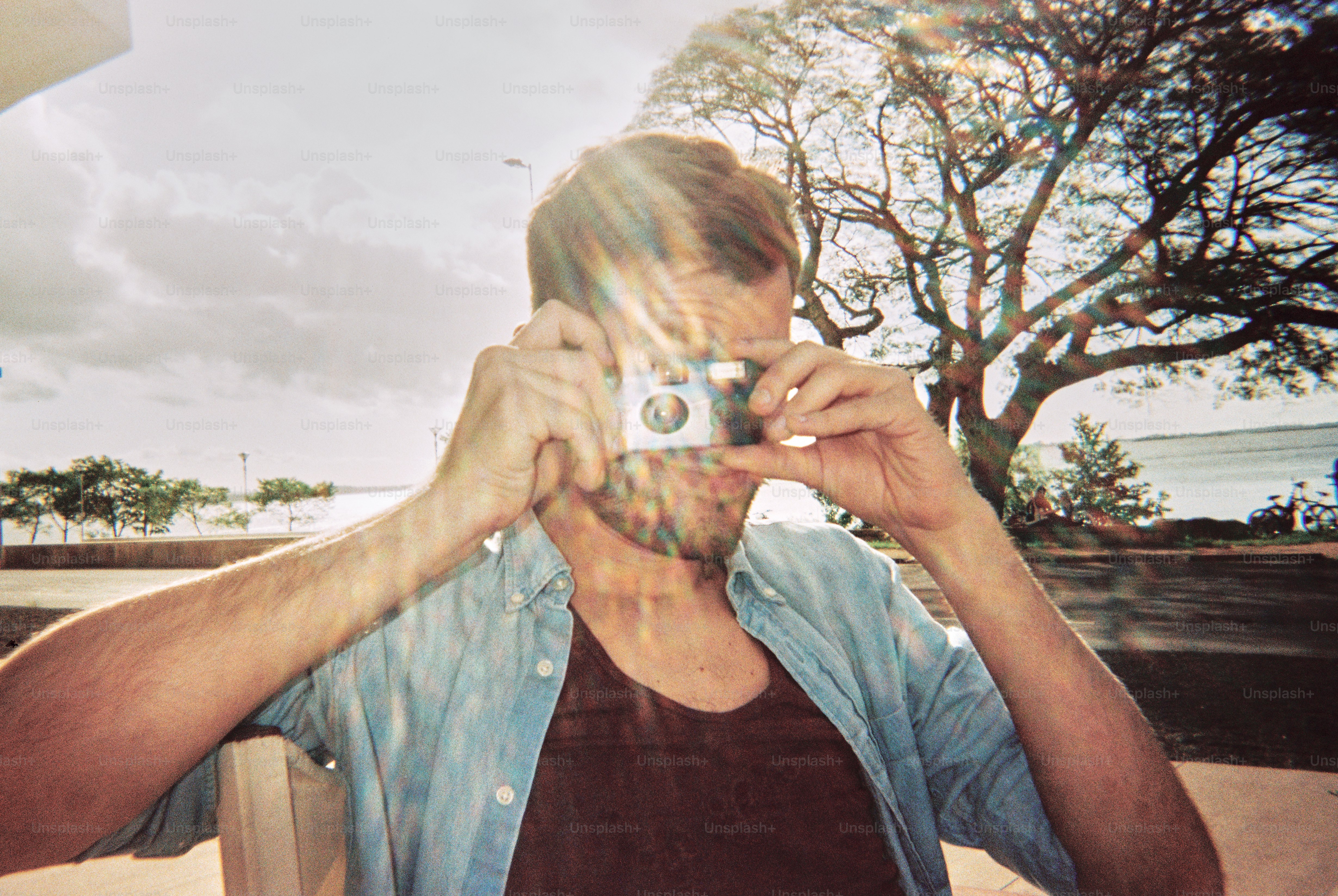 um homem tirando uma foto de si mesmo com uma câmera