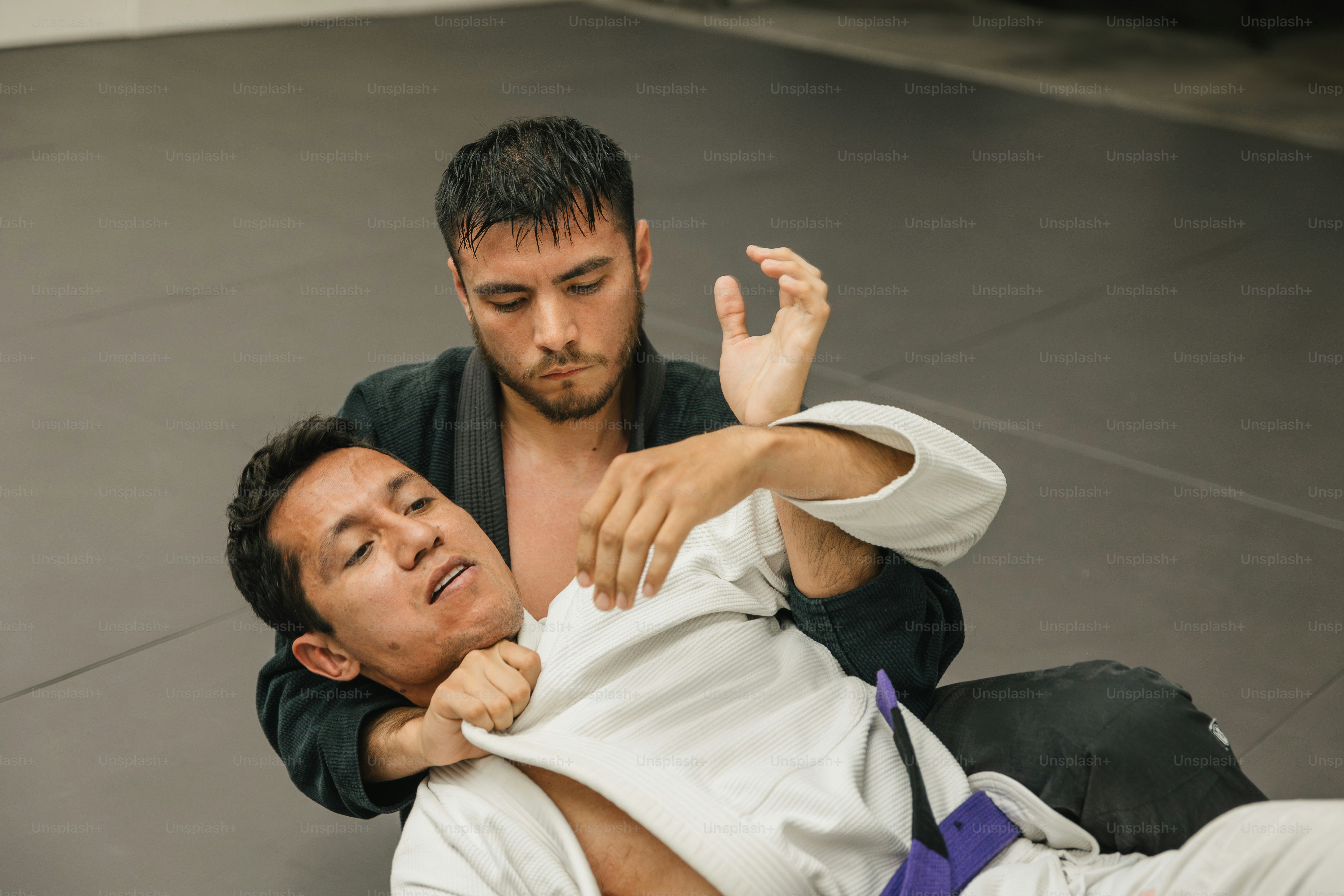 Un hombre sostiene a otro hombre en el aire