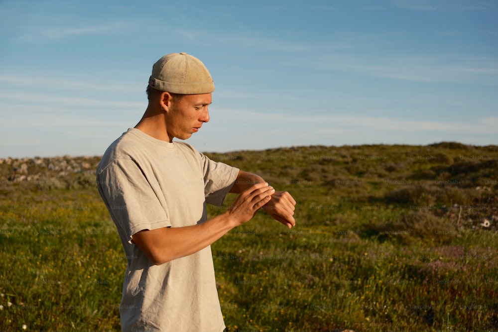 um homem em pé em um campo segurando um frisbee
