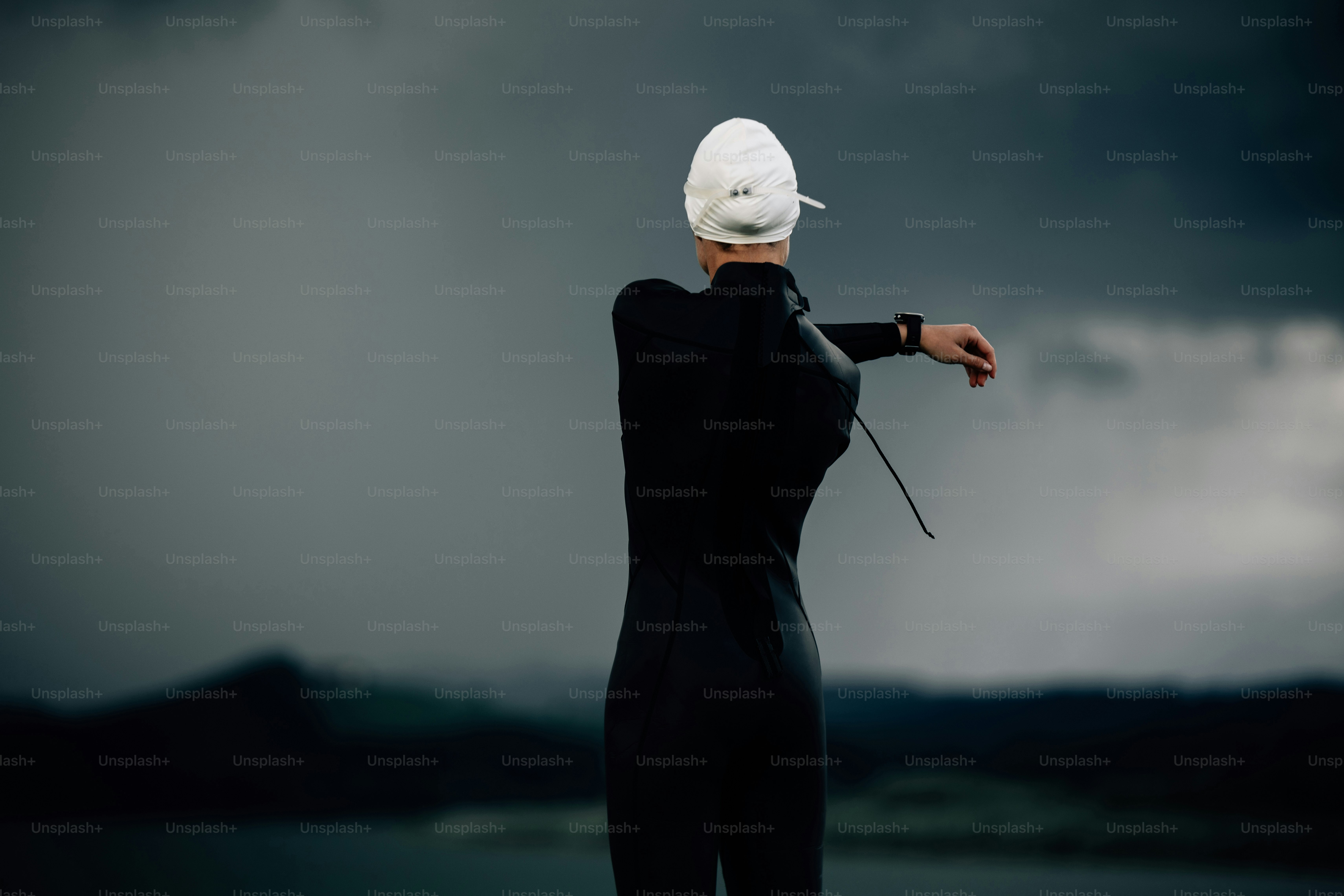 una donna in muta e cappello bianco