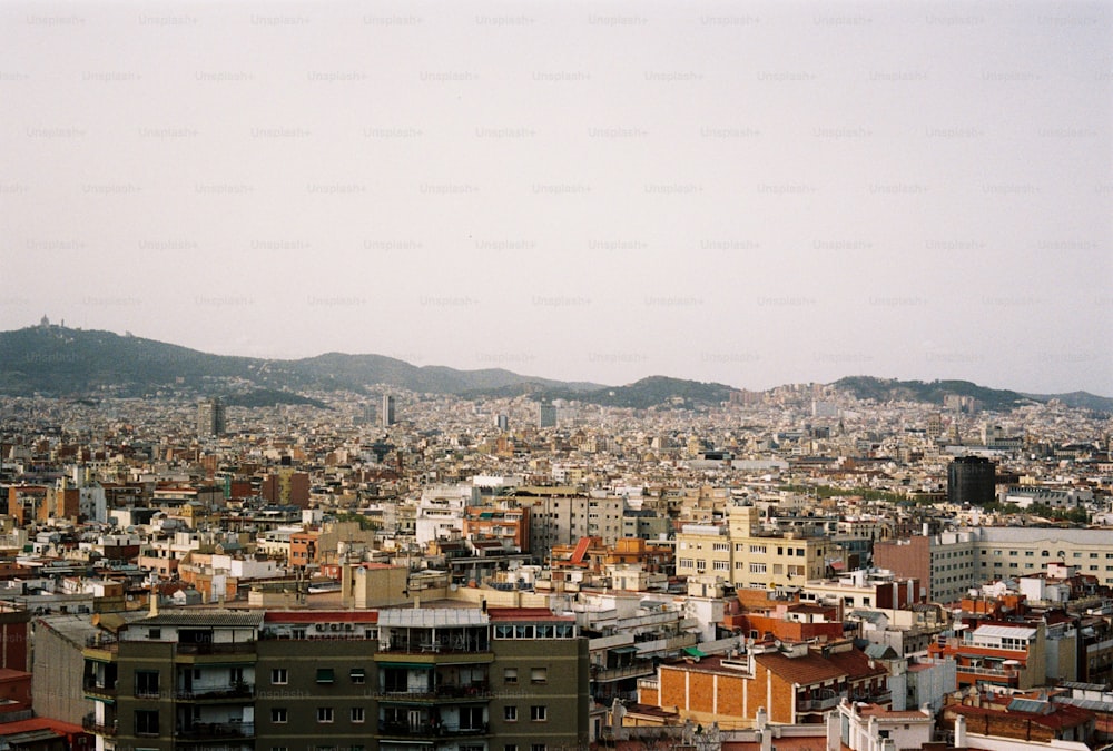 uma vista de uma cidade com montanhas ao fundo