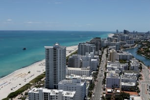 Una veduta aerea di una città in riva all'oceano