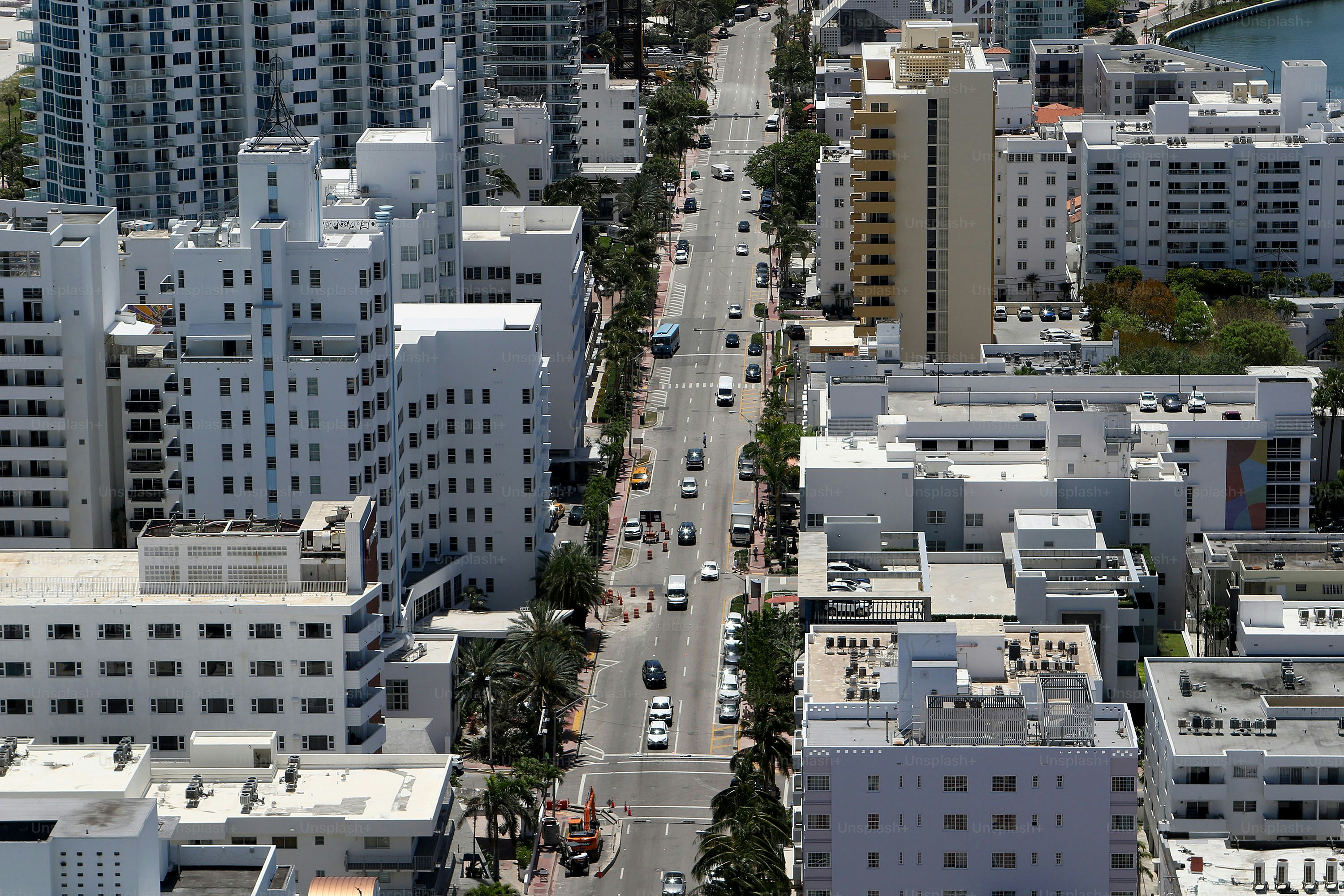 Une vue aérienne d’une ville avec de grands immeubles