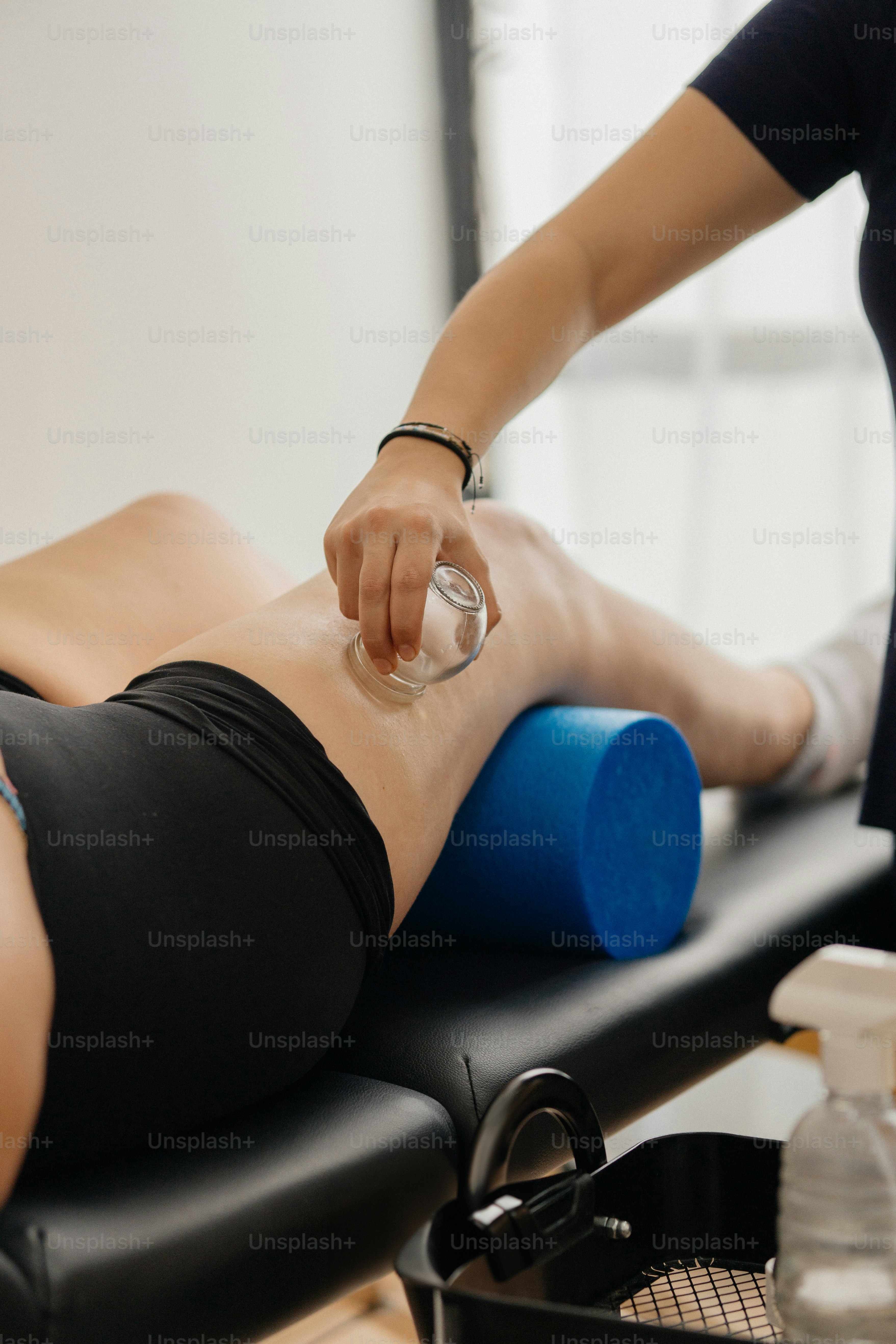 Eine Frau, die ihre Beine in einem Schönheitssalon massieren lässt