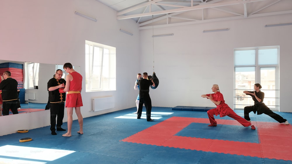 um grupo de pessoas praticando artes marciais em uma sala