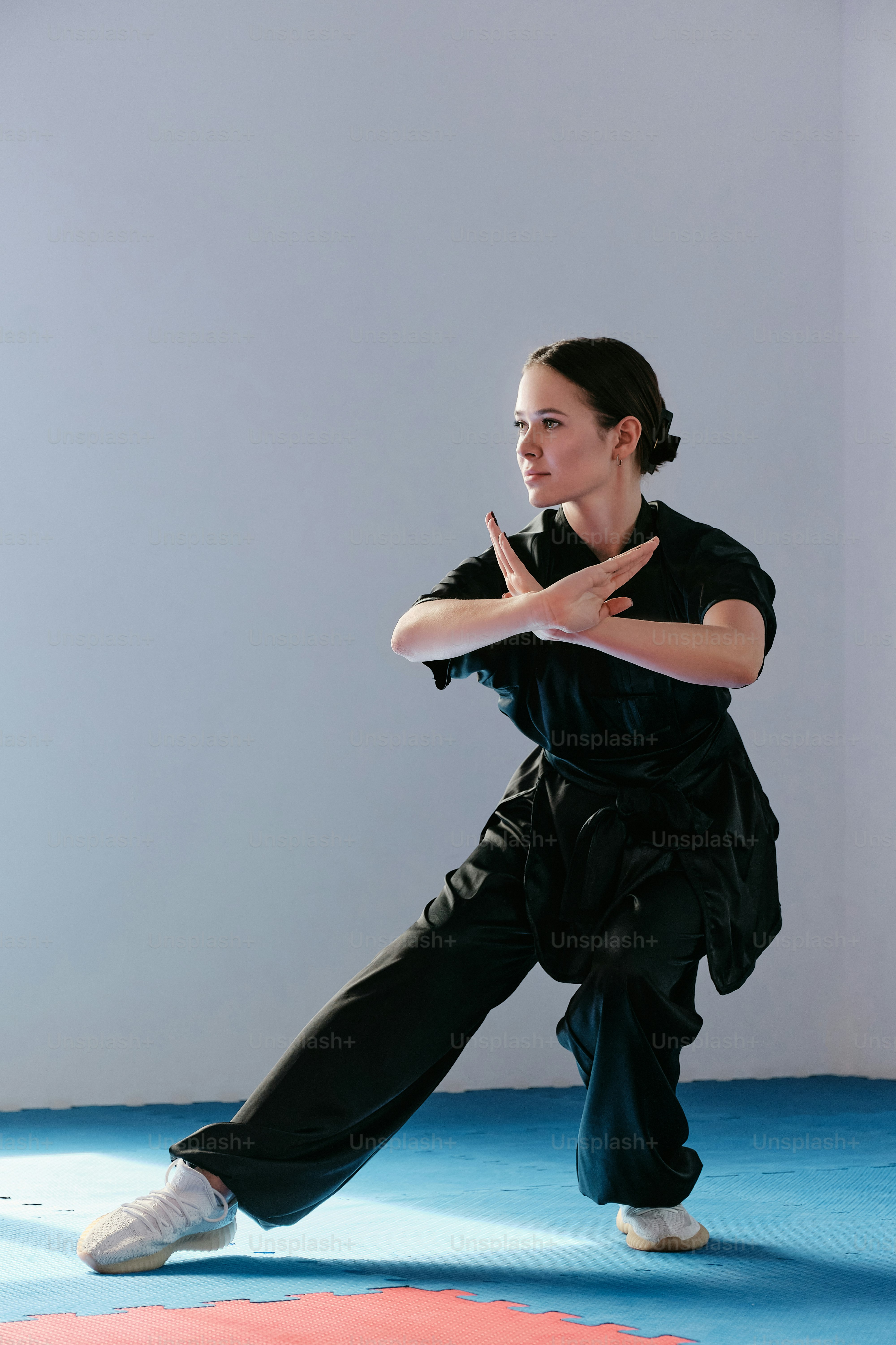 uma mulher de camisa preta está fazendo um movimento de dança