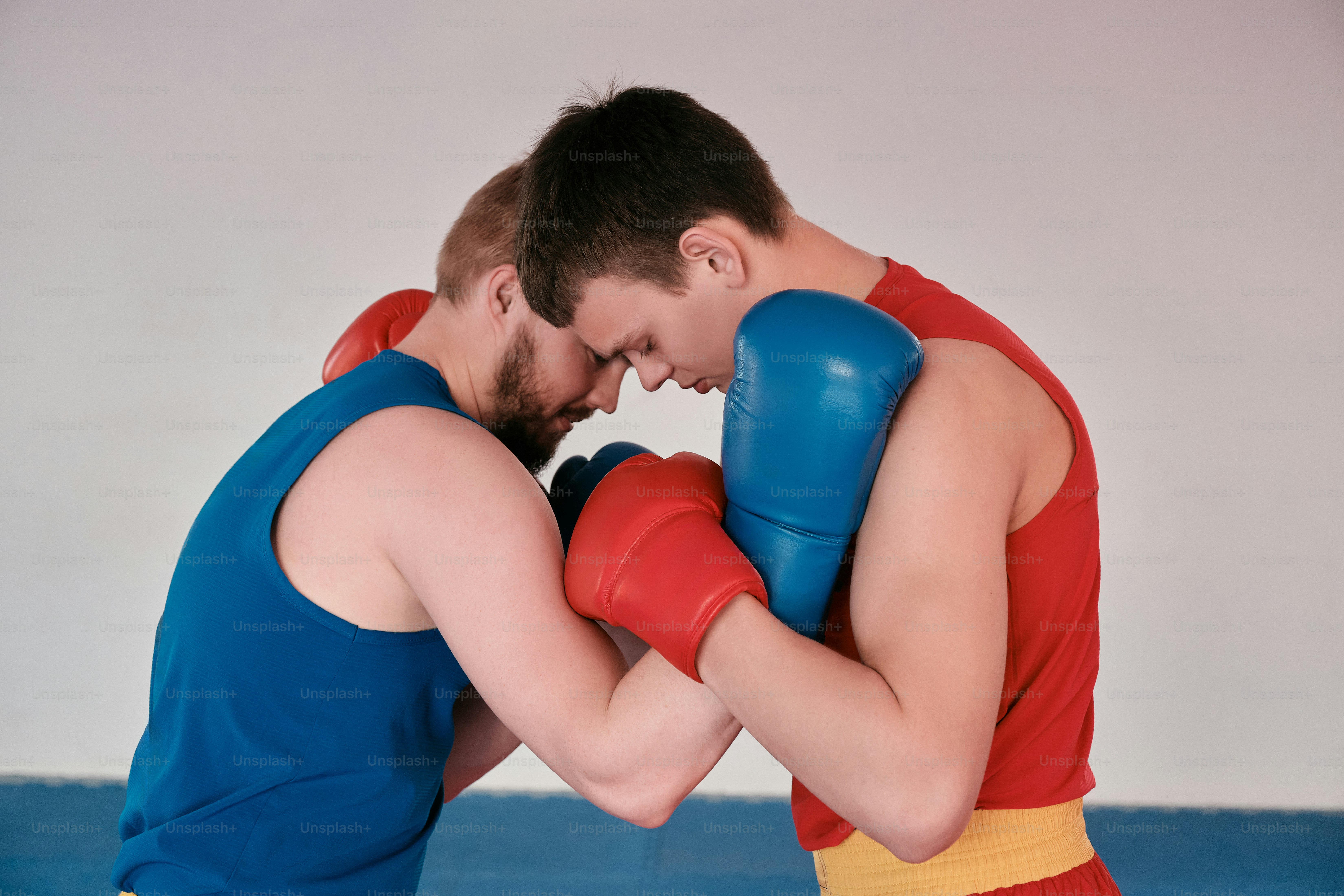 Beberapa pria berdiri bersebelahan mengenakan sarung tinju