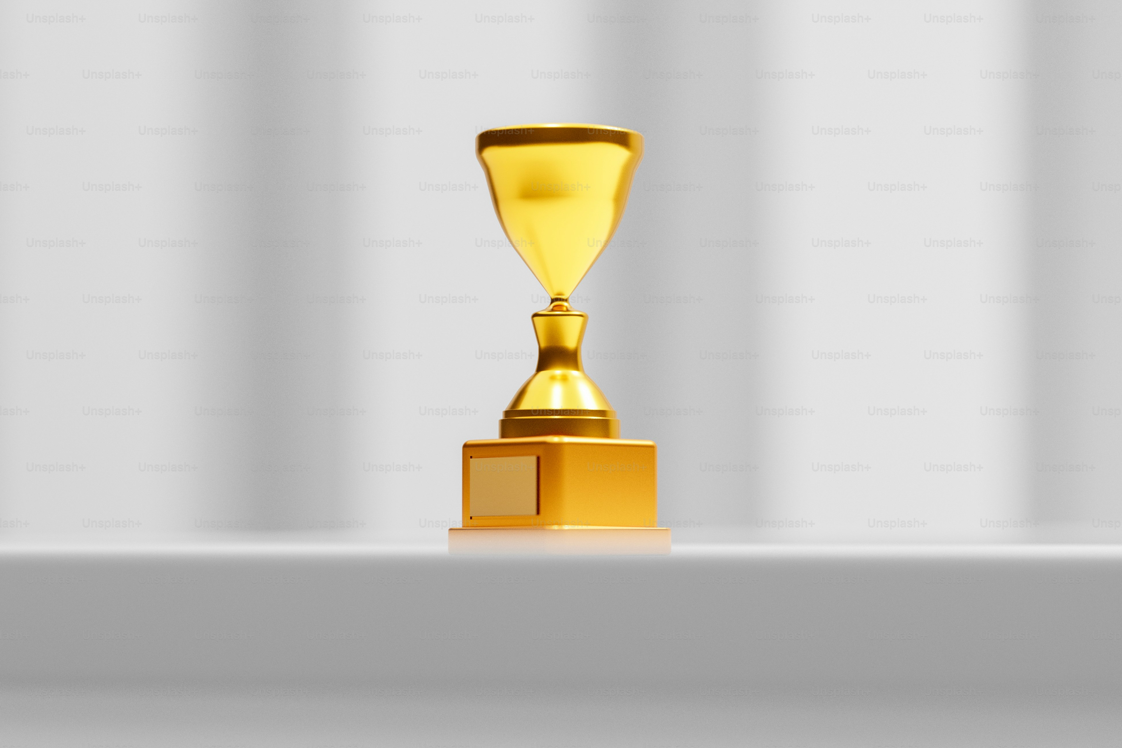 un trophée doré posé sur une table