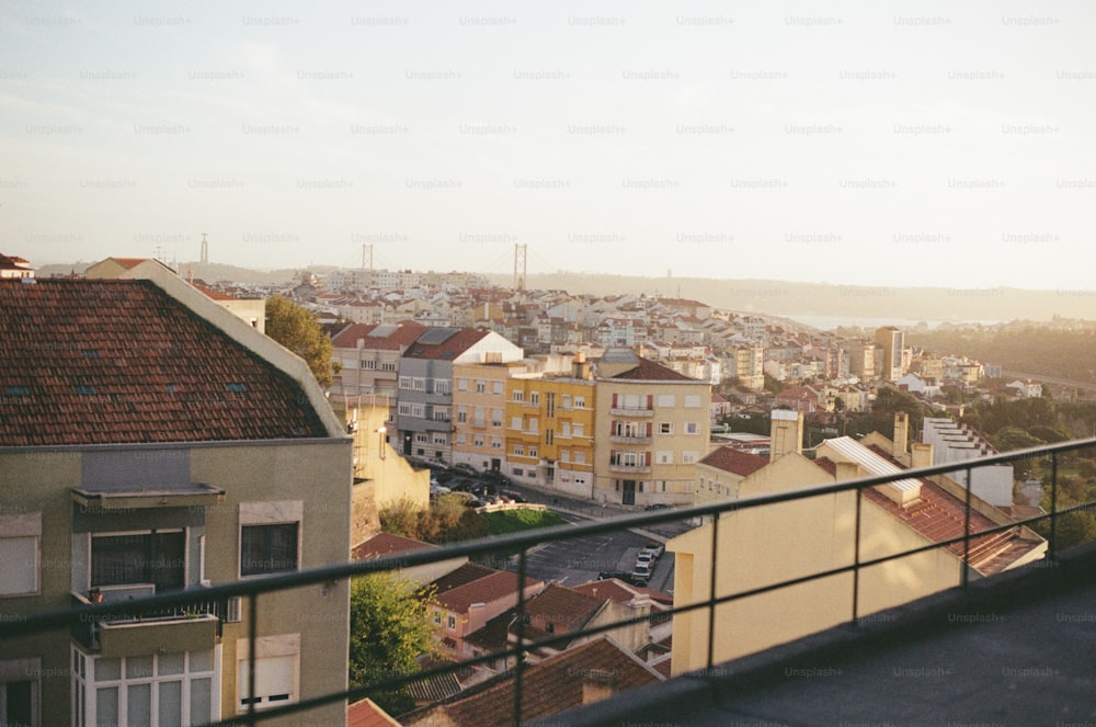 Una veduta di una città da un balcone