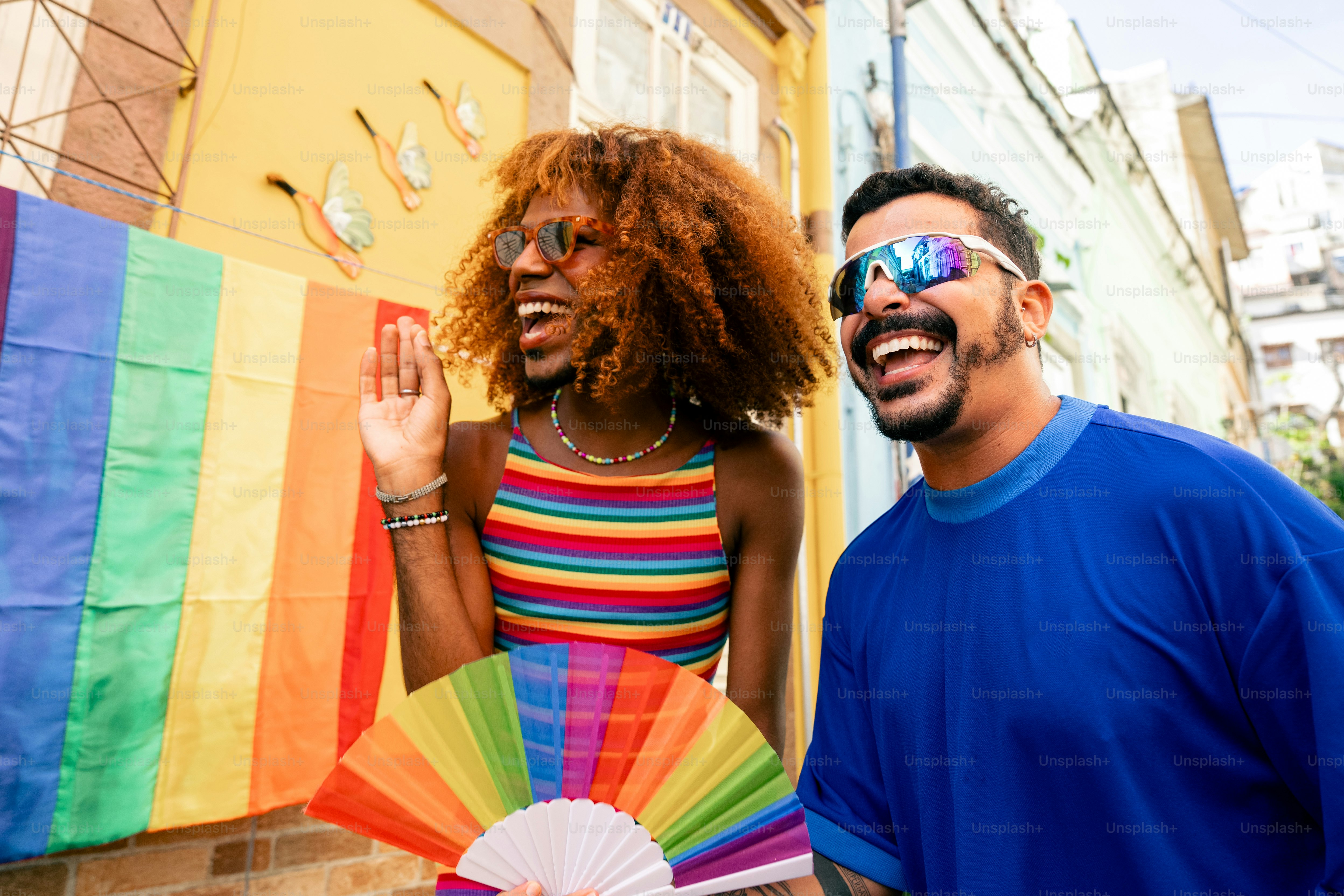 um homem e uma mulher de pé um ao lado do outro