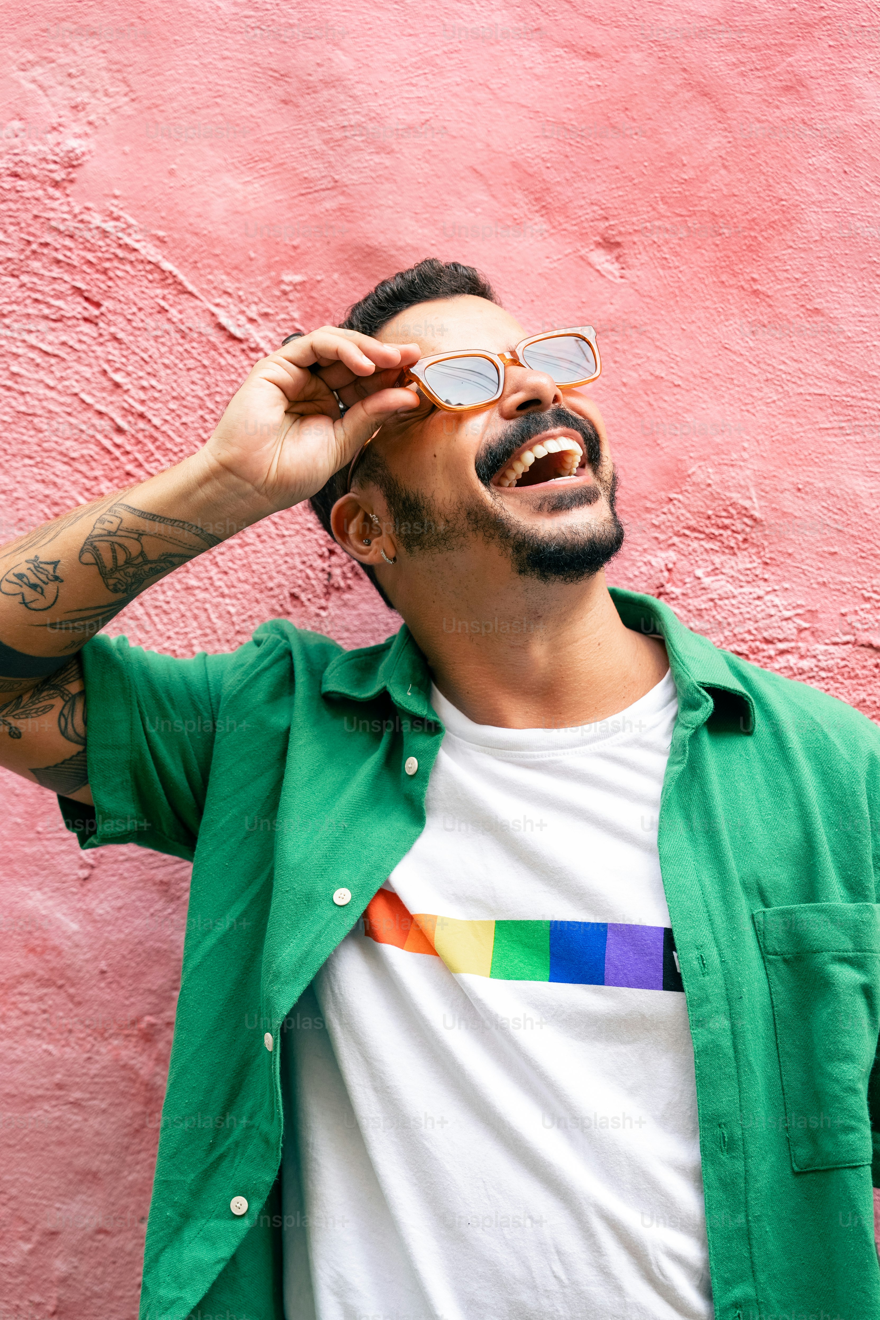 um homem de camisa verde e óculos