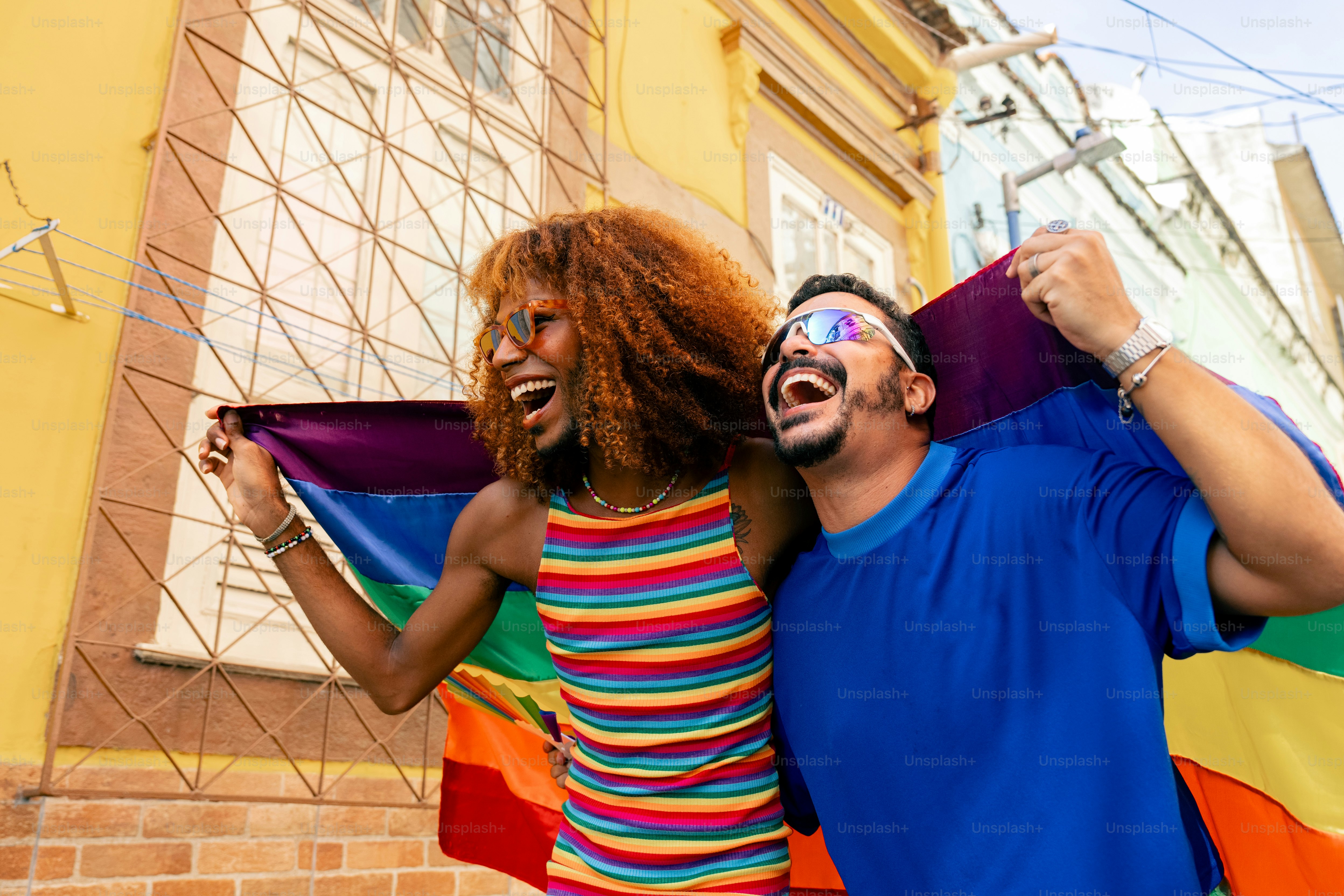 um casal de pessoas que estão segurando uma pipa