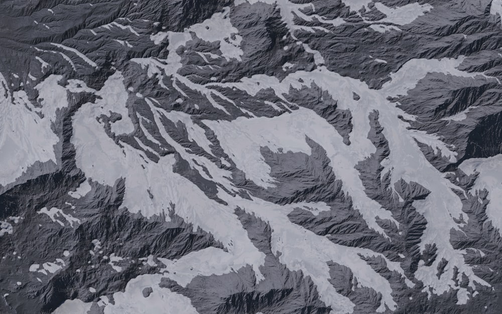 Una veduta aerea di una catena montuosa innevata