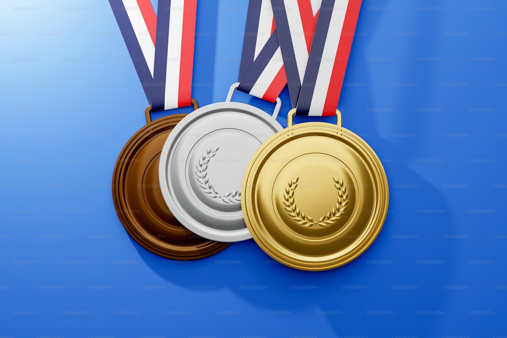 Drei Gold-, Silber- und Bronzemedaillen auf blauem Grund