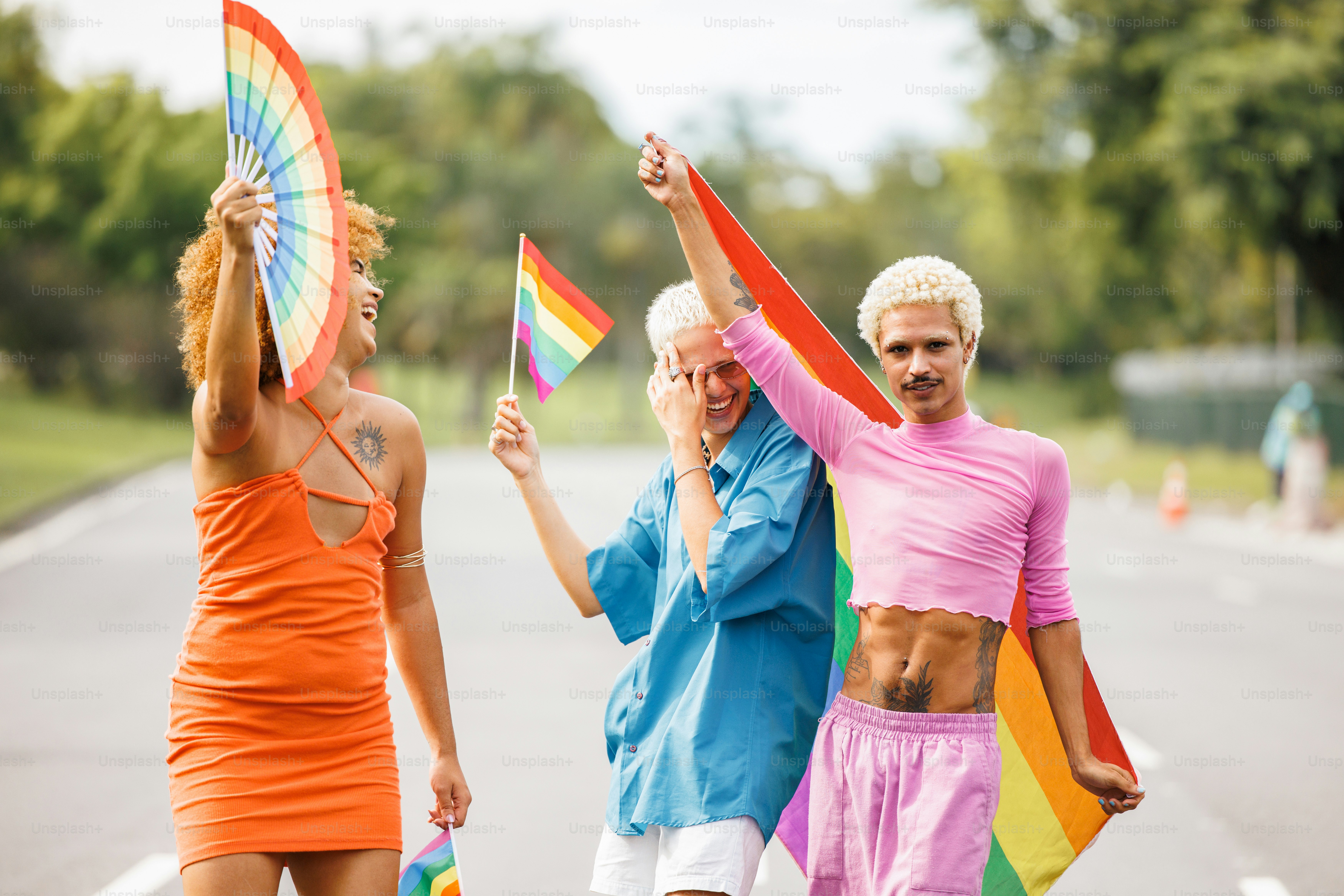 un gruppo di persone in piedi sul ciglio di una strada