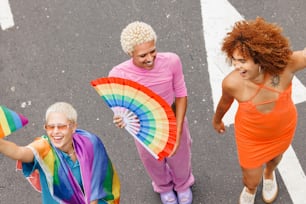 Un grupo de personas caminando por una calle con paraguas de colores