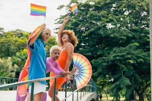 un grupo de mujeres sosteniendo paraguas con los colores del arco iris