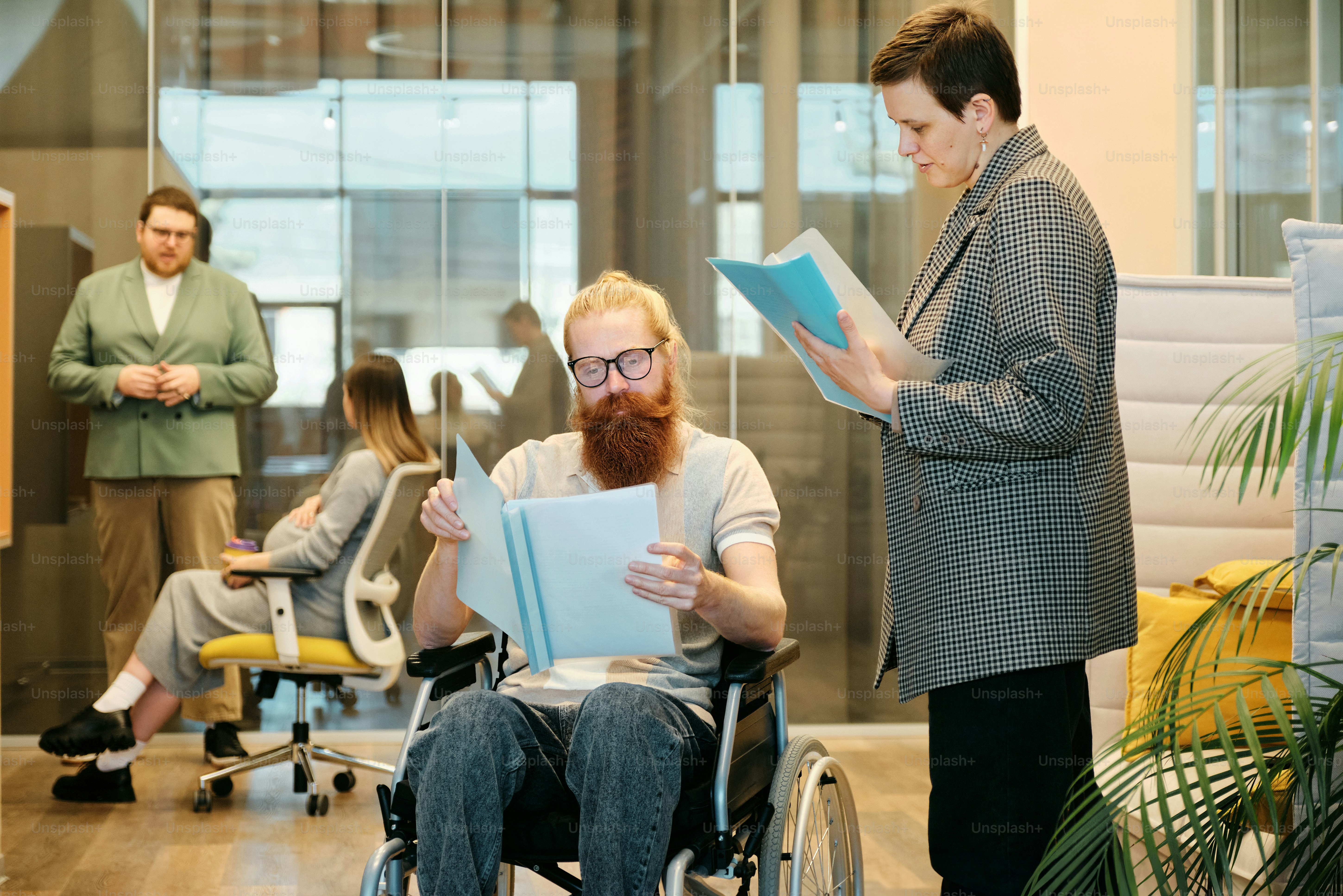 ein Mann im Rollstuhl, der ein Buch liest