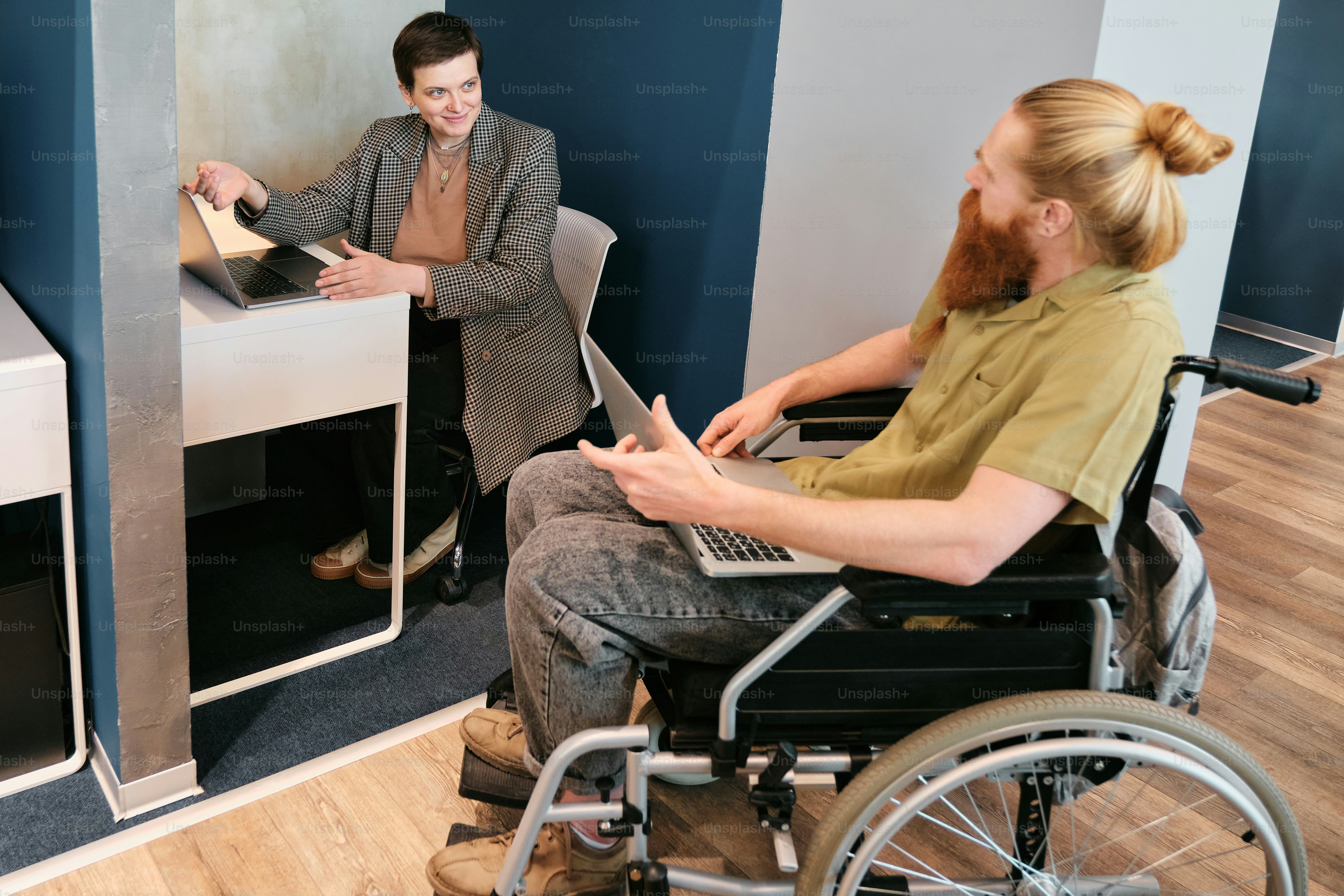 eine Frau, die im Rollstuhl neben einem Mann im Rollstuhl sitzt