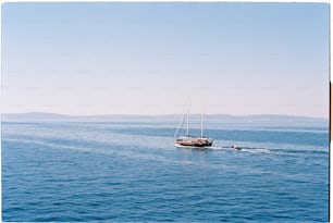 un voilier naviguant sur une grande étendue d’eau