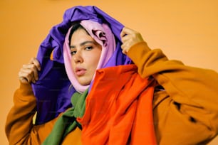 una donna con una sciarpa colorata intorno alla testa