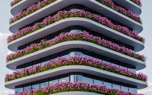ein hohes Gebäude mit einem Strauß lila Blumen auf den Balkonen
