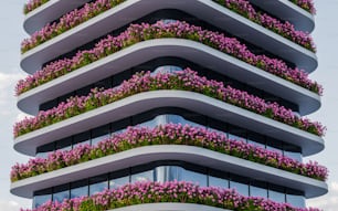 un edificio alto con un ramo de flores moradas en los balcones