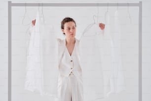 Eine Frau steht vor einer weißen Wand