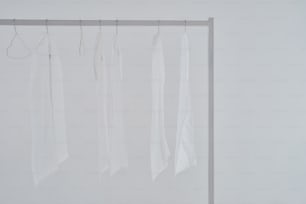eine Gruppe von Kleidungsstücken, die an einer Wäscheleine hängen