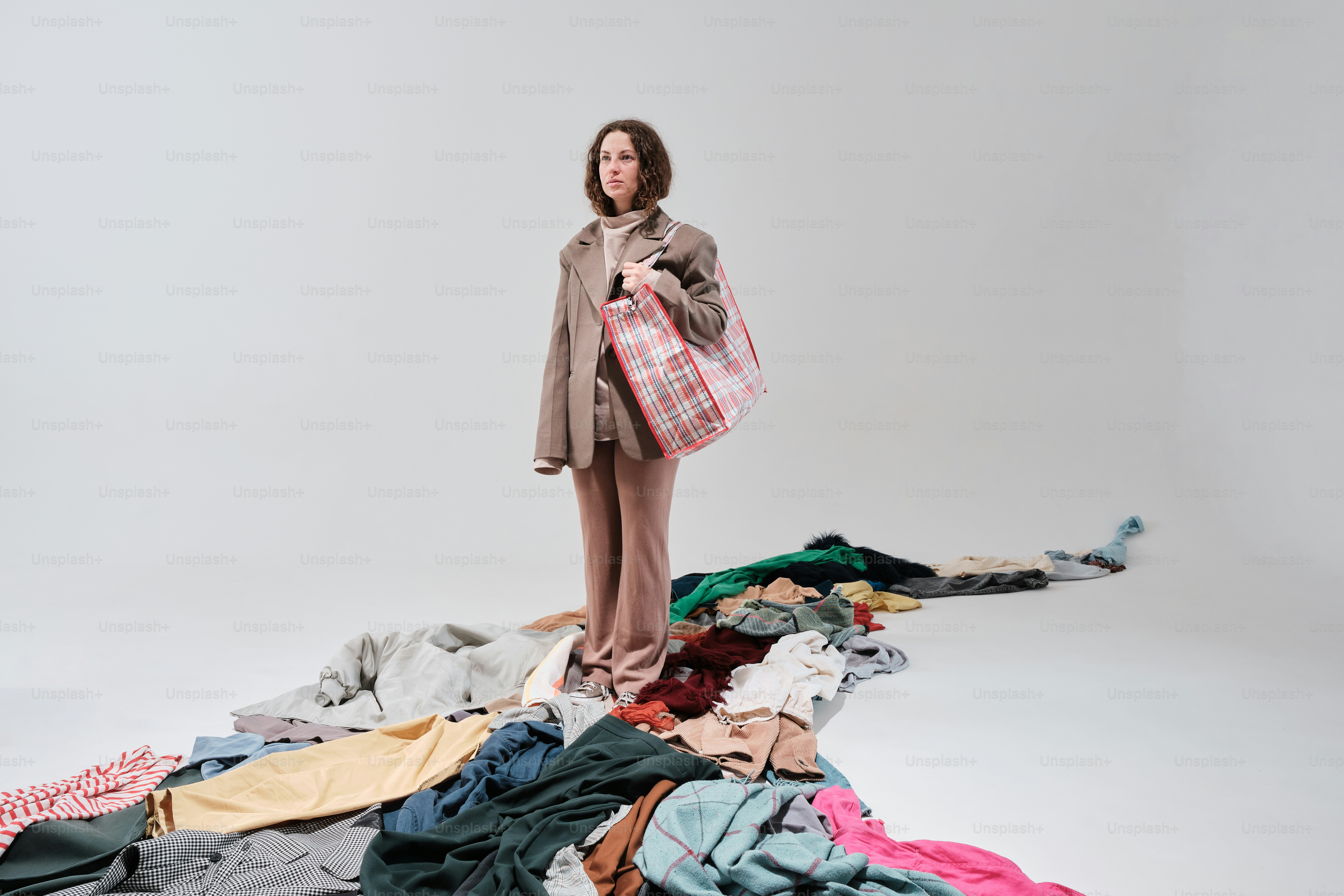 une femme debout sur une pile de vêtements