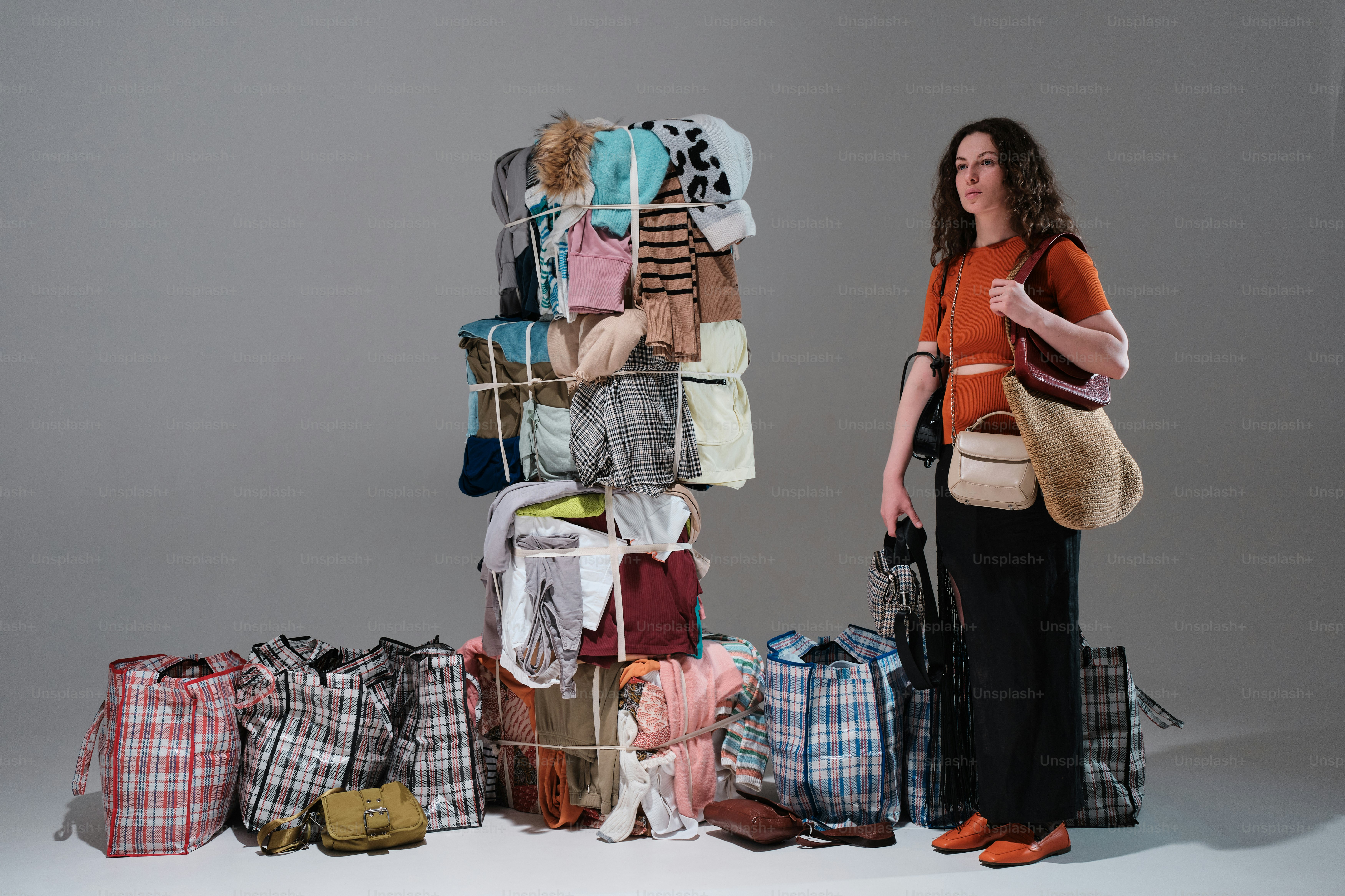 una donna in piedi accanto a una pila di bagagli