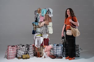 Eine Frau steht neben einem Stapel Gepäck