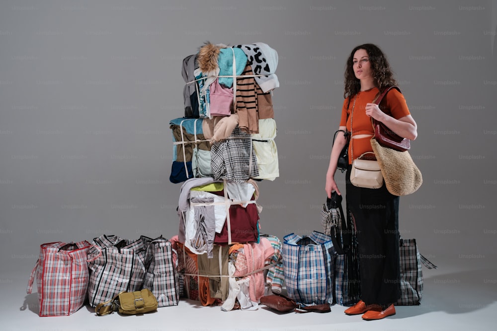 Eine Frau steht neben einem Stapel Gepäck