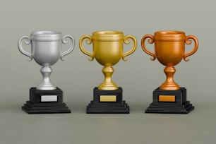 una fila di tre trofei seduti uno sopra l'altro