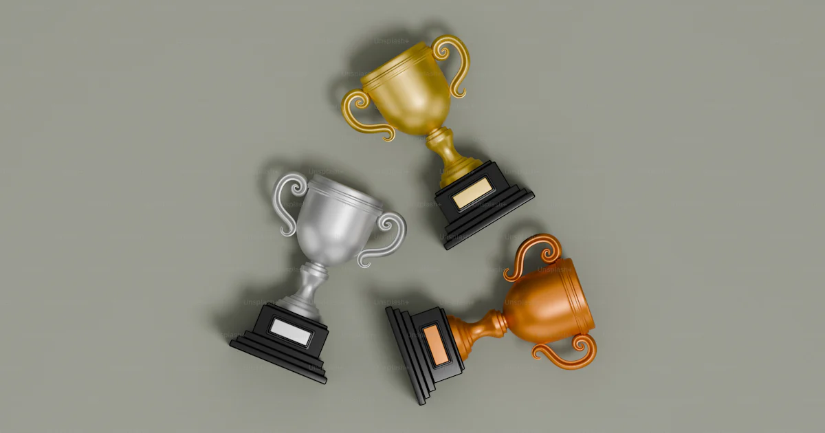 Un groupe de trois trophées posés les uns sur les autres photo ...