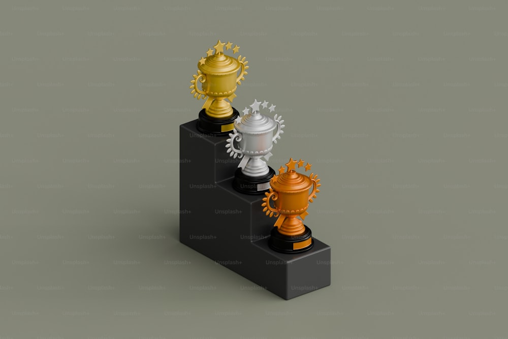 Un conjunto de tres trofeos colocados uno encima del otro