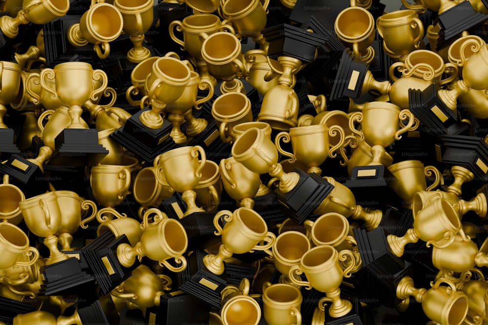 uma pilha de copos e vasos de ouro brilhante