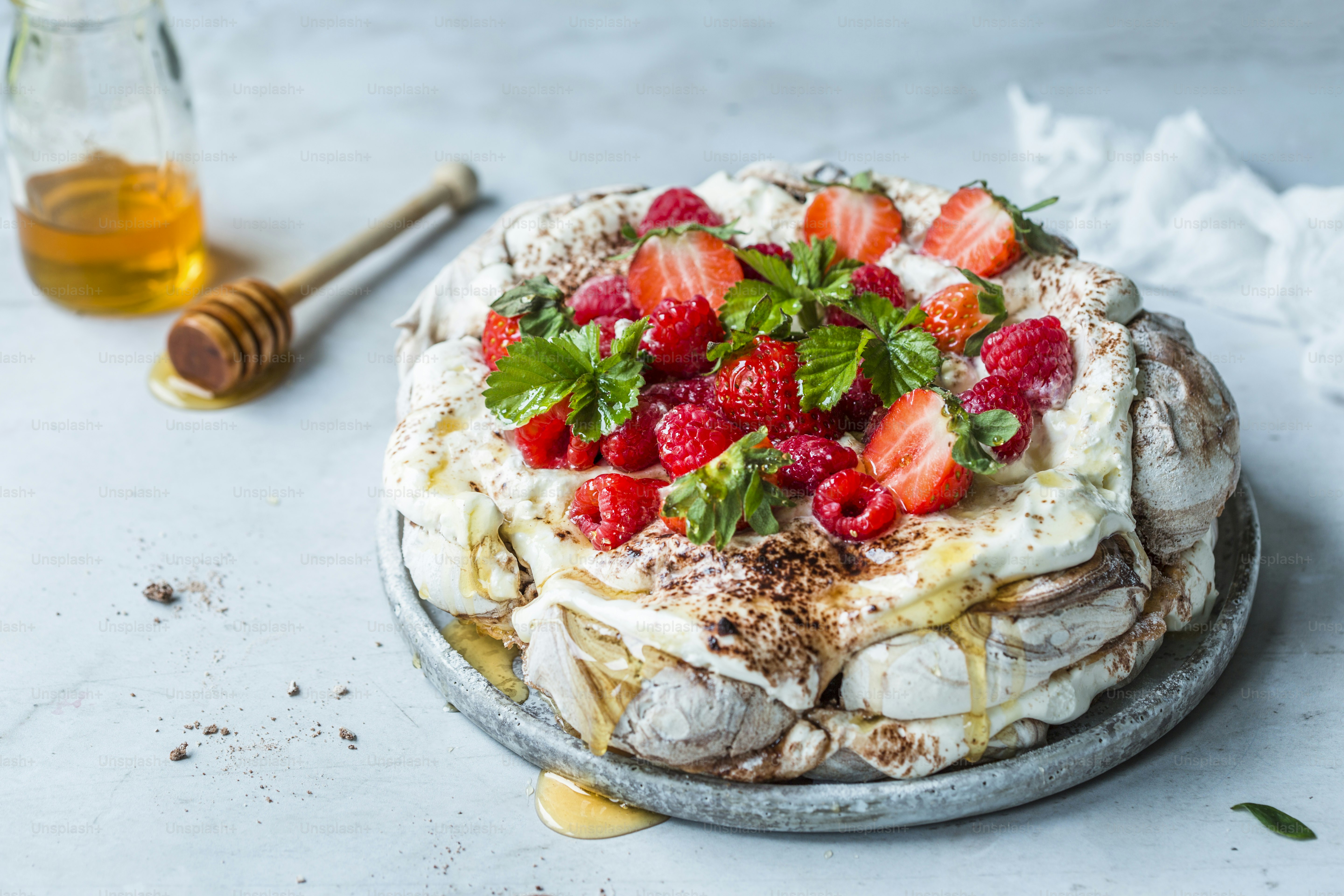 Foto zum Thema Ein Kuchen mit Schlagsahne und Erdbeeren auf einem ...