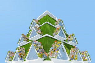 Ein sehr hohes, grünes Gebäude, an dessen Seiten Blumen wachsen