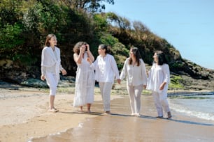 모래 해변 위에 서 있는 한 무리의 여성들