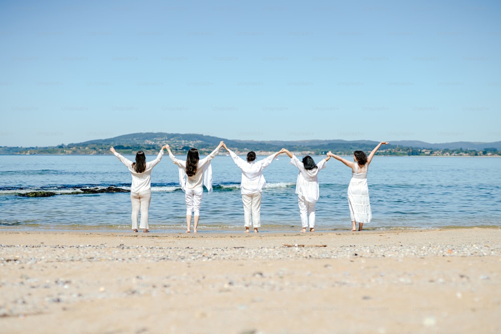 砂浜の上に立つ女性たち