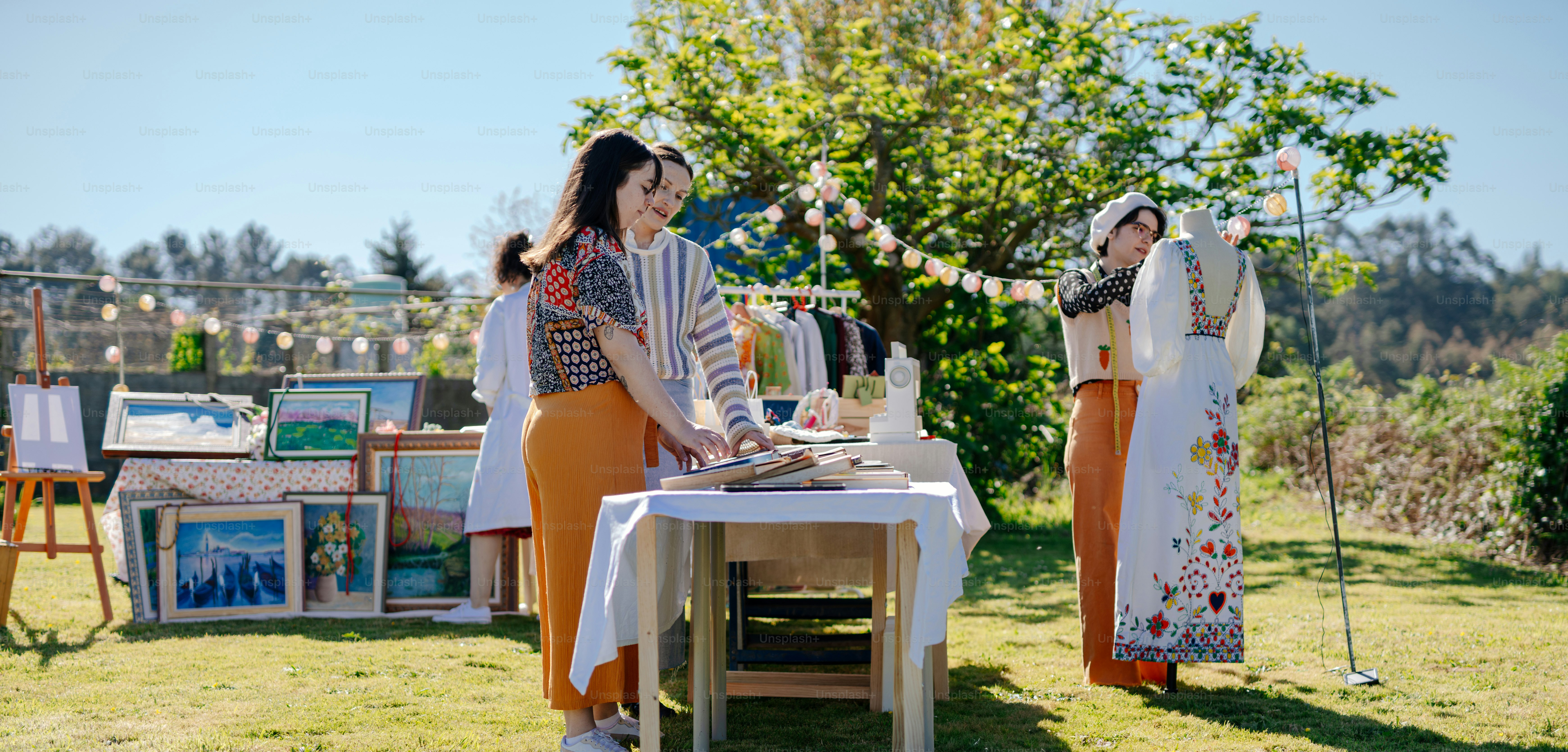 um casal de mulheres ao lado de uma mesa
