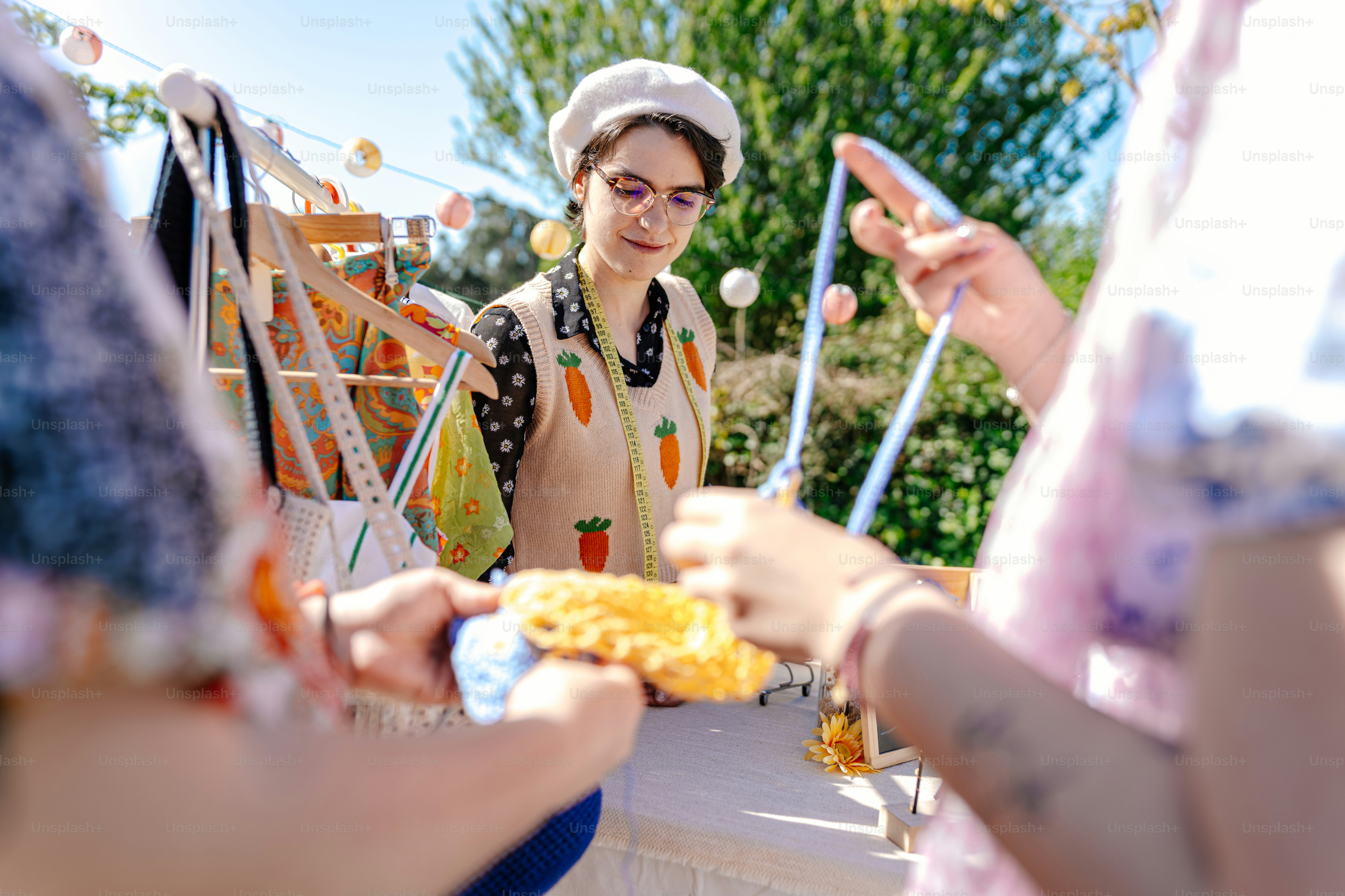 eine Gruppe von Menschen, die um einen Tisch mit Essen stehen